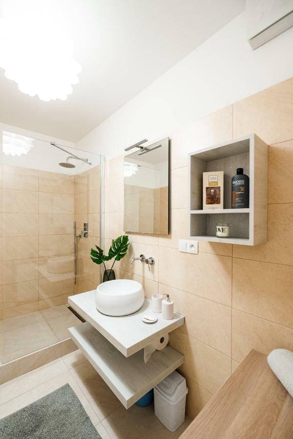 Private 5 Star 3 Room Flat And In-Door Pkg Nitra Extérieur photo
