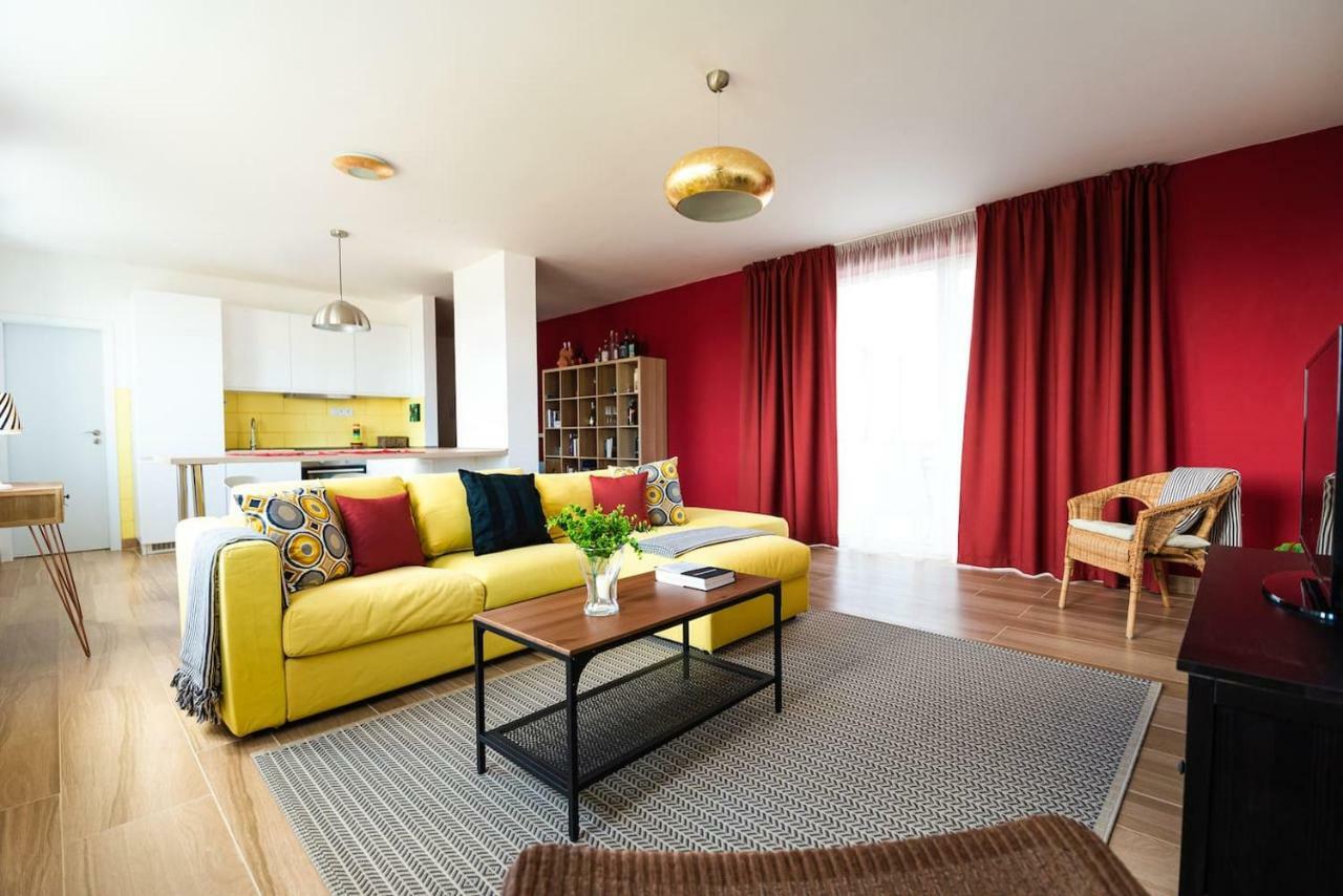 Private 5 Star 3 Room Flat And In-Door Pkg Nitra Extérieur photo