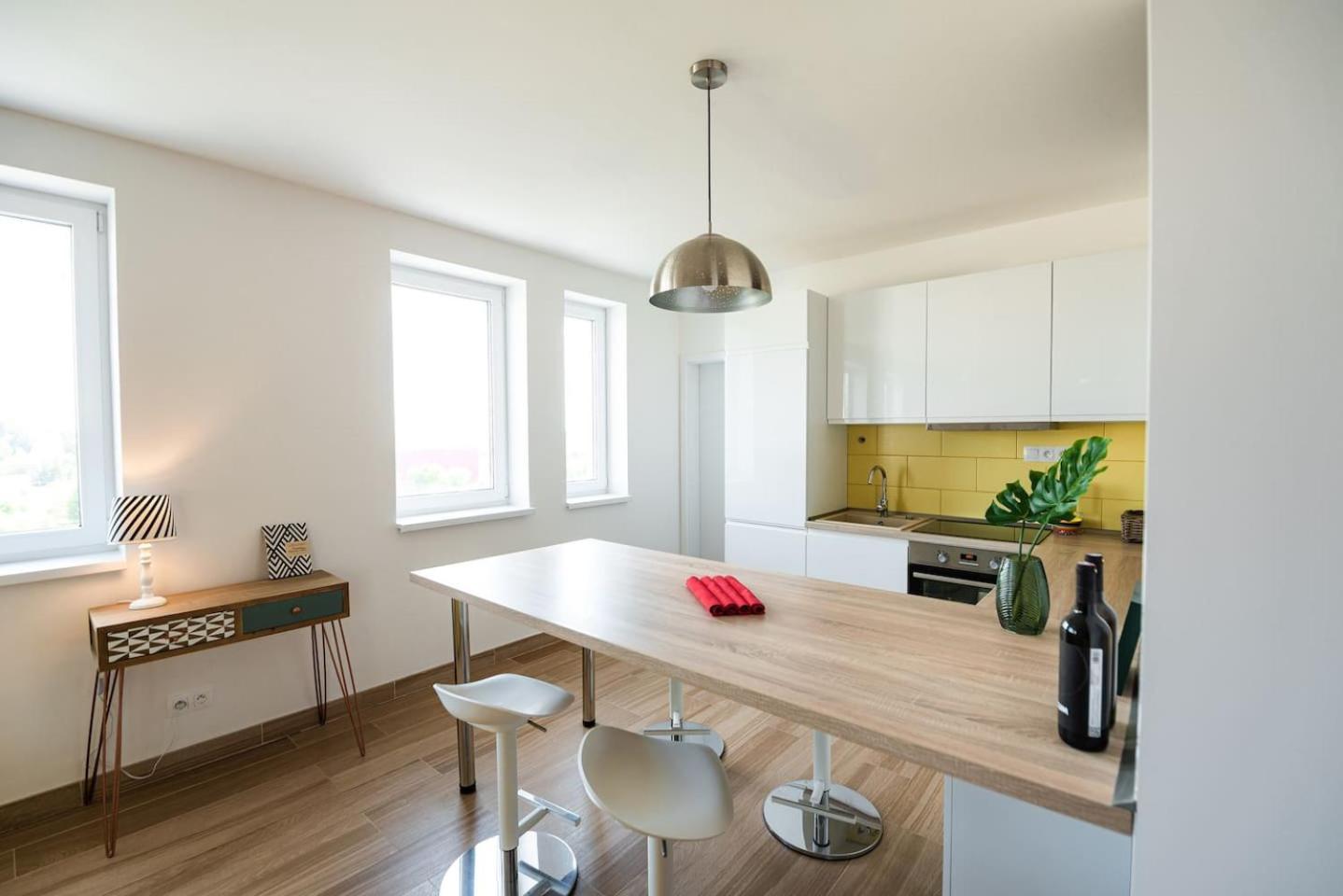 Private 5 Star 3 Room Flat And In-Door Pkg Nitra Extérieur photo